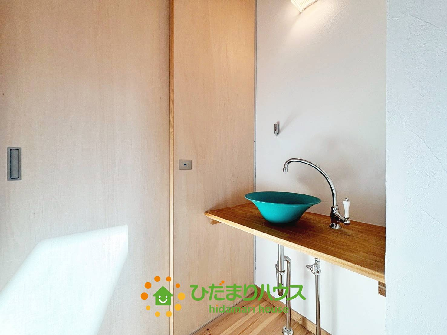 久喜市葛梅２丁目　中古一戸建ての独立洗面台|2階トイレ前にも洗面台があります。こまめな手洗いうがいで風邪予防もばっちり！