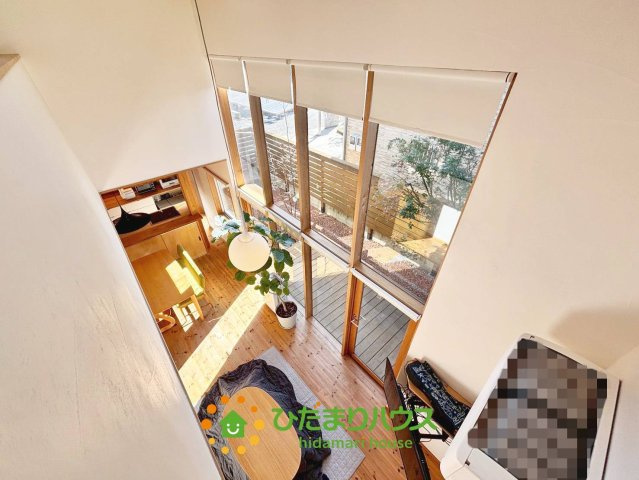 久喜市葛梅２丁目　中古一戸建てのその他|2階ホールからの吹抜けの様子です！ロールカーテンを閉めればプライバシーも安心です！