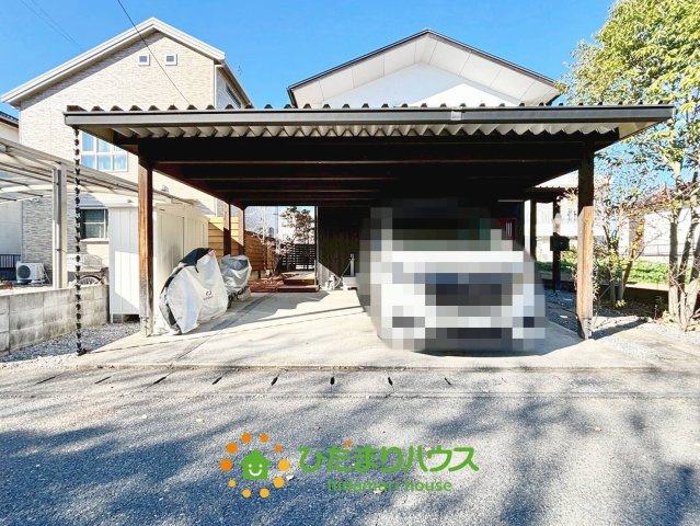 久喜市葛梅２丁目　中古一戸建ての駐車場|並列2台駐車可能なガレージで、雨が降っても安心です