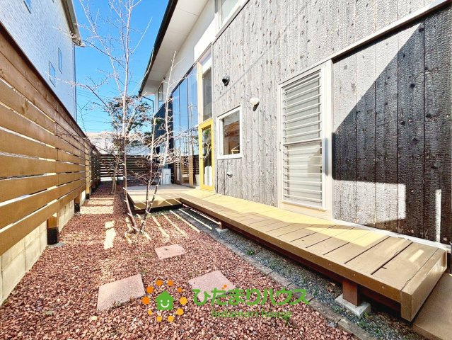 久喜市葛梅２丁目　中古一戸建ての庭|ウッドデッキのあるお庭は、オシャレな空間を作り出しています！