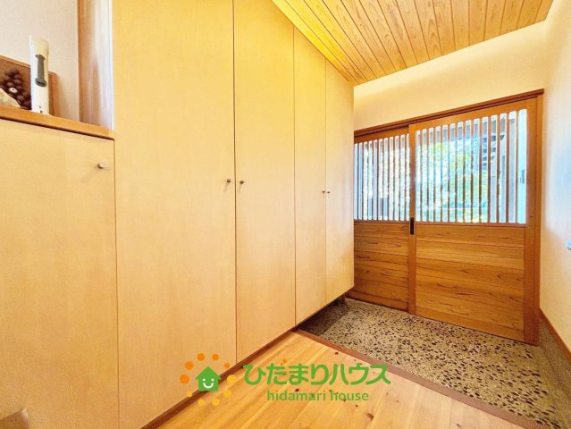 久喜市葛梅２丁目　中古一戸建ての玄関|広々とした玄関も、注文住宅ならではです！
