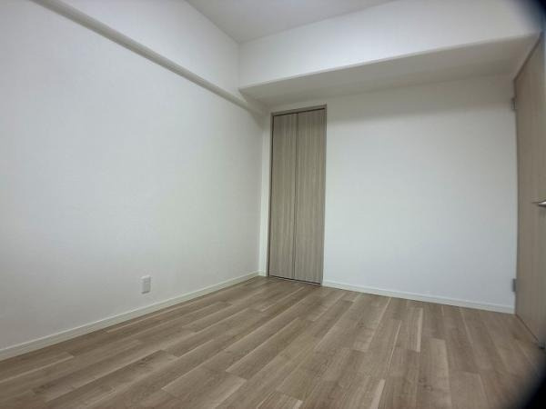 クレイドル西原駅東の洋室