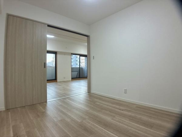 クレイドル西原駅東の洋室