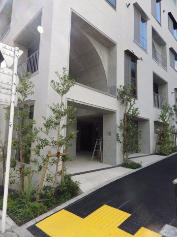 三組坂flatのエントランス