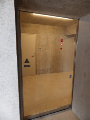 三組坂flatのエントランス