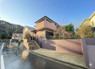 【外観】 | 【外観】
南向きで陽当たり良好な我が家。お洒落な外壁はリフォーム済みで気持ちよく住み始められますね！帰るたびにホッと一息つける、安心感のある佇まいです。