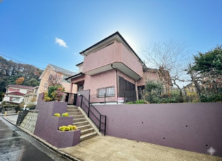 【外観】 | 駐車スペースもしっかり確保！車を停めて、さあ玄関へ。外壁や屋根も塗り替えたばかりだから、新築のような気分で新しい生活をスタートできますよ。