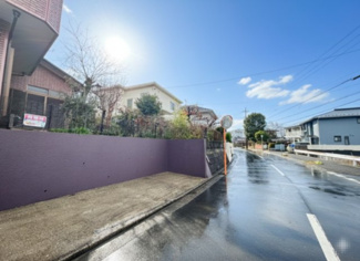 【前面道路含む現地写真】 | 約9ｍ道路に接道しており車どおりが少ないのでお車の出し入れがスムーズに行えます！