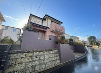 【外観】 | 陽だまりの似合う、落ち着いた雰囲気の外観です。この家でどんな思い出を作ろうかな？と想像が膨らみます。