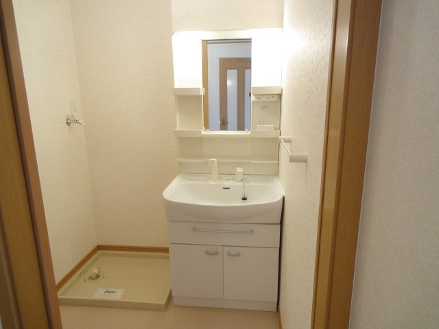 ヴィラ・デル・マ－レＢの洗面所|スペースが確保できる洗面所です