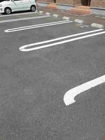 グラチチュードⅠの駐車場|車をお持ちの方に嬉しい駐車場付きの物件です
