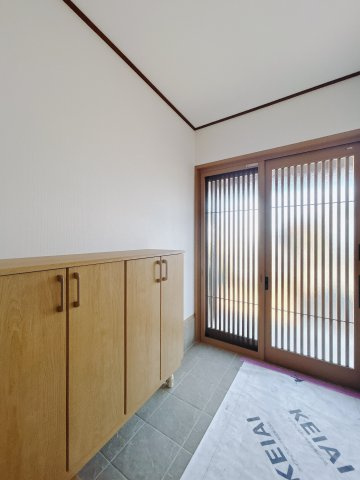 【中古戸建】前橋市鶴が谷町1期の玄関|■玄関｜毎日の「いってらっしゃい」や「お帰りなさい」を大切なご家族と過ごす玄関は〈使いやすさ〉を追求しております。玄関横の物入は急な来客時でもさっとお片付けできるスペースを確保しています。