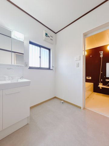 【中古戸建】前橋市鶴が谷町1期の独立洗面台|■洗面室｜朝のお出かけ準備に嬉しい三面鏡。鏡の裏には歯ブラシや整髪料などを収納できるスペースもあるので、いつでもスッキリ片付きます♪