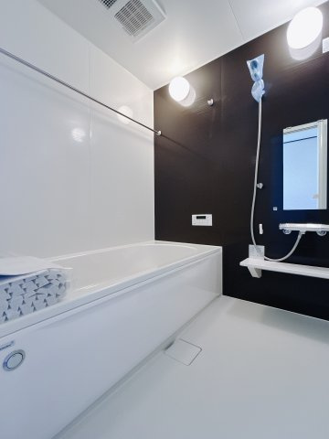 【中古戸建】前橋市鶴が谷町1期の浴室|■浴室｜大人が足を伸ばしても入れる広々浴槽ですので、肩まで浸かって体全体をしっかり温められす。大きな窓がついておりますので、湿気で篭りがちなバスルームも換気することができます( ＾＾ )
