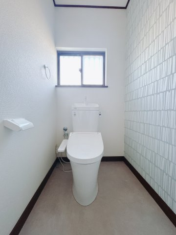 【中古戸建】前橋市鶴が谷町1期のトイレ|■トイレ｜1階・2階にはトイレをご用意しております。窓付き＆おしゃれなアクセントクロスが魅力的なトイレになっています♪