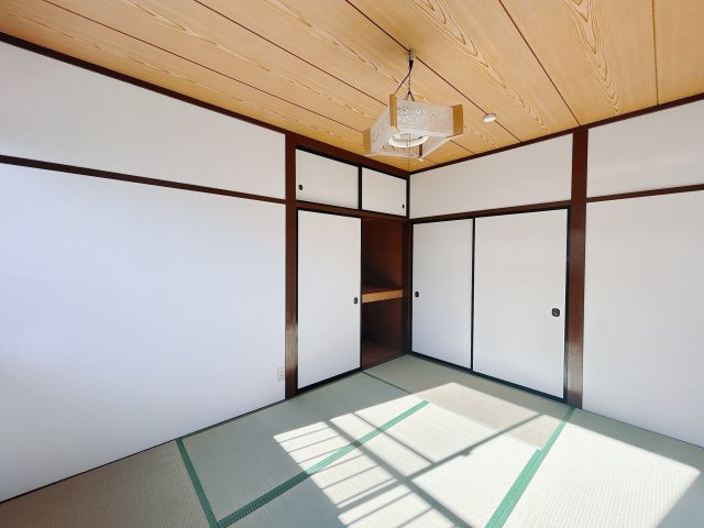 【中古戸建】前橋市鶴が谷町1期の和室|■2階和室｜和室の押入れには、予備の布団や枕、座布団などをすっきり収納することができます。