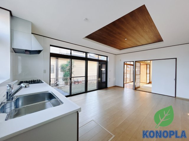 【中古戸建】前橋市鶴が谷町1期の居間・リビング|■リビング｜落ち着きのある表情を見せるリビングダイニング。太陽の光がたっぷり差し込むリビングは、自然とご家族が集まる居心地の良い空間です