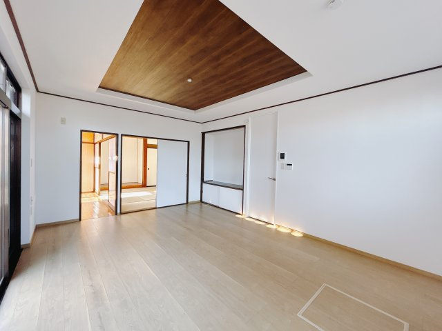 【中古戸建】前橋市鶴が谷町1期の居間・リビング|■リビング｜陽当たり良好のリビングダイニング♪賃貸では叶わなかった、お友達とのホームパーティや大音量で映画やテレビを楽しむことができます(*^^*)