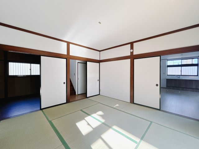 【中古戸建】前橋市鶴が谷町1期の和室|■1階和室｜「続き間の和室」は子育て世代にこそ適しています。お子様のお昼寝スペースや、洗濯物をたたむのに便利です。客間やリビングの延長としても使えます。