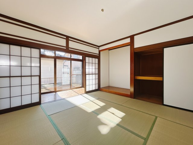 【中古戸建】前橋市鶴が谷町1期の和室|■1階和室｜リビングと繋がっている和室は、お子様の様子を見守りながらお洗濯物を畳んだり、家事の合間のちょっとした休憩やのんびりお昼寝にも♪セカンドリビングとしてもお使いいただけます。