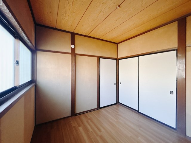 【中古戸建】前橋市鶴が谷町1期の洋室|■1階洋室｜和室のとなりには洋室もご用意しております。大きな窓付きなので日中は暖かな日差しも差し込みます☆