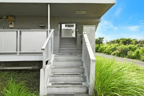 ビレッジハウス田谷1号棟のエントランス