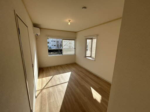 ホワイティハイツの洋室