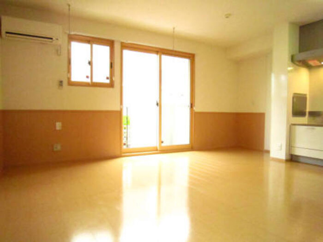 【居間・リビング】 | FLORAⅢ | 103 ｴｱｺﾝ､室内物干し付のLDK