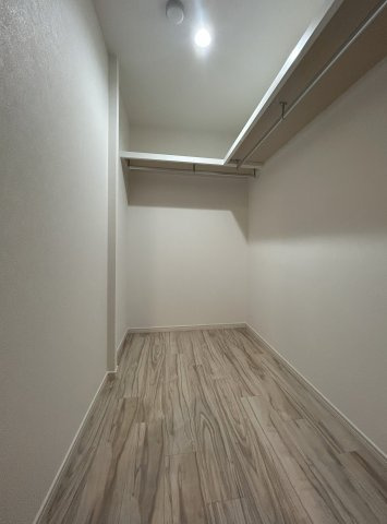 ライオンズマンション上野芝五丁の収納|洋室に付随するウォークインクローゼット