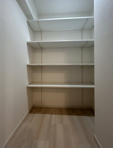 ライオンズマンション上野芝五丁の収納|リビングに付随するウォークインクローゼット