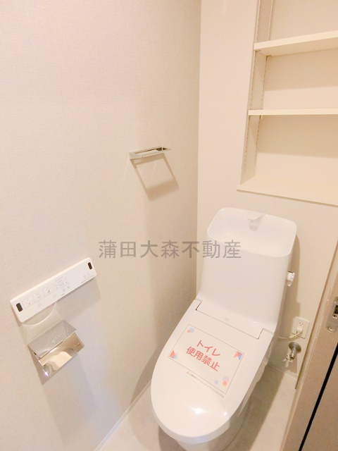 プライムガーデン大森のトイレ|棚と温水洗浄便座付きのトイレ