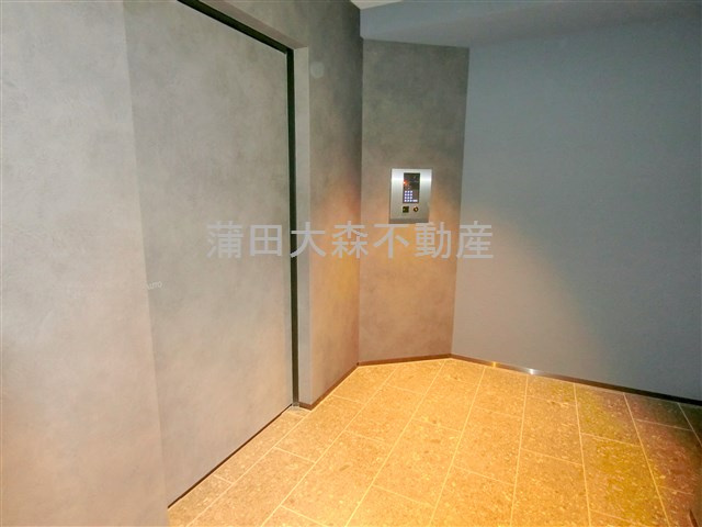 プライムガーデン大森のエントランス|防犯カメラTVモニター付オートロック宅配BOXメールBOX管理人室