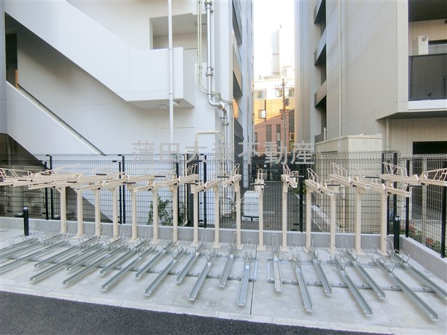 プライムガーデン大森のその他共用部分|ラック式の駐輪場