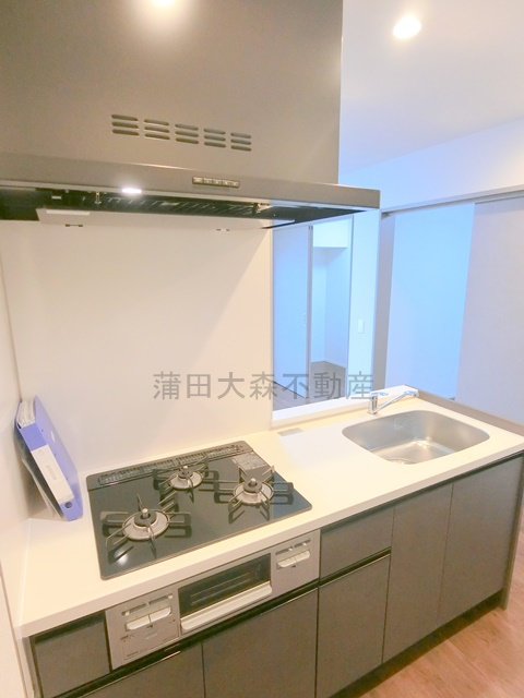 プライムガーデン大森のキッチン|3口ガスグリル付システムキッチン