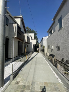 【前面道路含む現地写真】 | 大和市中央林間西　新築一戸建て　全8棟/今回販売2棟（8号棟） | 前面道路（1～3号棟）