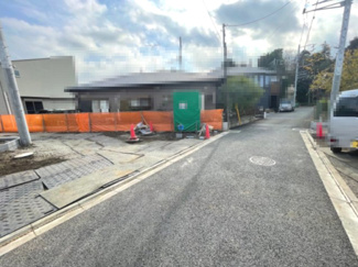 【前面道路含む現地写真】 | 大和市中央林間西　新築一戸建て　全8棟/今回販売5棟（3号棟） | 前面道路（4～8号棟）