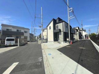 【前面道路含む現地写真】 | 大和市中央林間西　新築一戸建て　全8棟/今回販売2棟（8号棟） | 前面道路（4～8号棟）