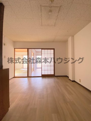 【居間・リビング】 | 　忍ヶ丘グリーンハイツ | 広々とした居間です