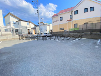 【駐車場】 | 　忍ヶ丘グリーンハイツ | 駐車場があるので、車を買う予定の方も安心です