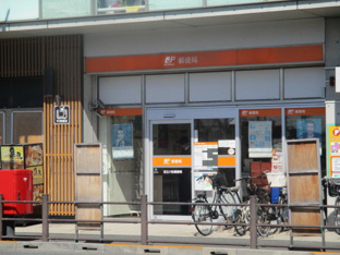 足立六町郵便局まで627m