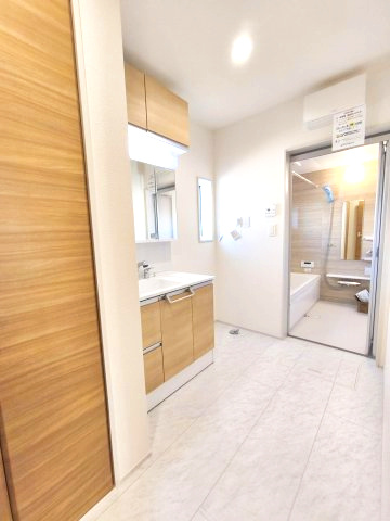 熊谷市新堀　新築住宅　平家建の独立洗面台