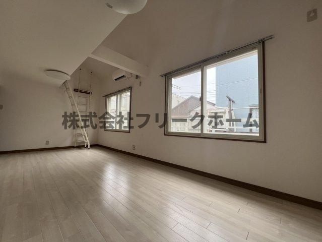 武蔵野市八幡町１丁目のアパートの居間・リビング