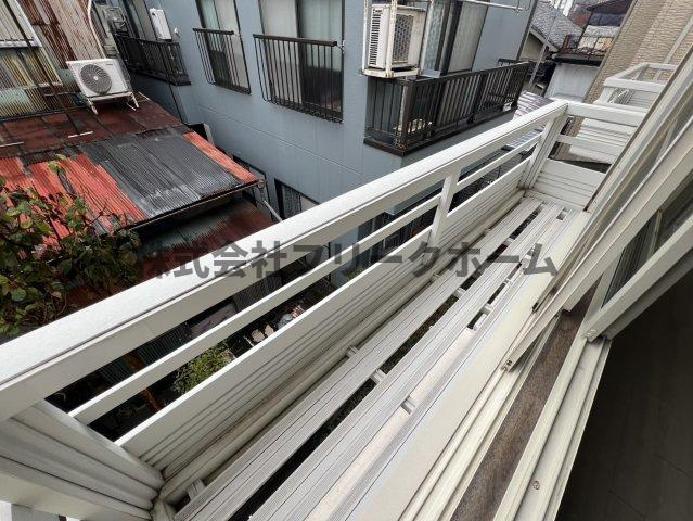 武蔵野市八幡町１丁目のアパートのバルコニー