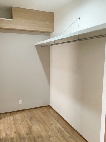 売新築戸建　牧之原市細江のその他|ファミリークローゼットは、散らかりやすい洗濯物を畳んだり、掛けたり、一時置きにも！