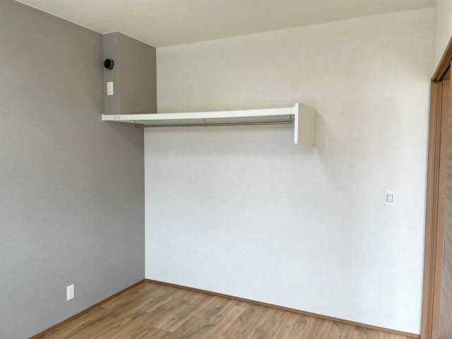 売新築戸建　牧之原市細江の収納|オープンタイプのクローゼットはドアを開ける手間が無い分サッとかけやすいのがメリットです！