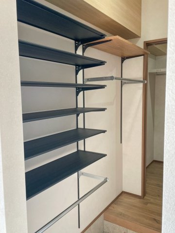 売新築戸建　牧之原市細江の収納|玄関から繋がるシューズクロークです！上着などもかけられて、使い勝手が良さそうです！