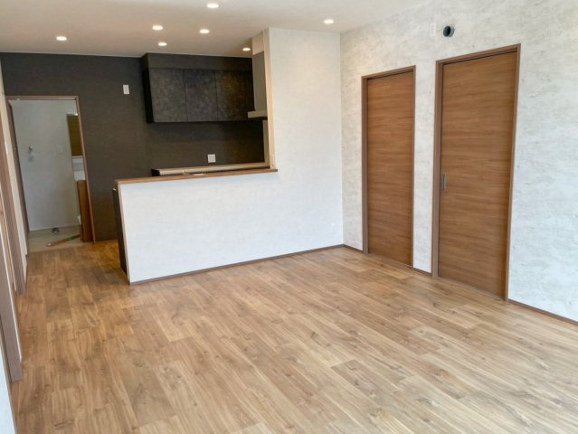 売新築戸建　牧之原市細江の居間・リビング|床の木目が美しく、温かい雰囲気です！