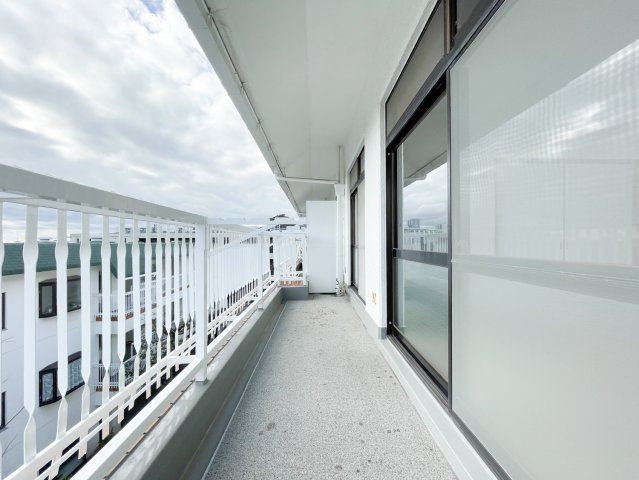 御影野村ハイツのバルコニー|デザイン性のある洋風フェンスが魅力的なバルコニーです。日当たりと風通しがいいため、洗濯物がよく乾きます。