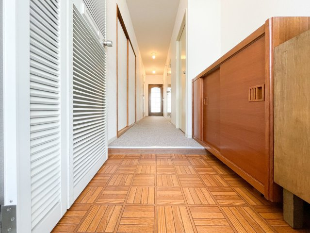 御影野村ハイツのその他|玄関からリビングにつながる廊下です。足音がひびきにくいカーペット仕様です。
