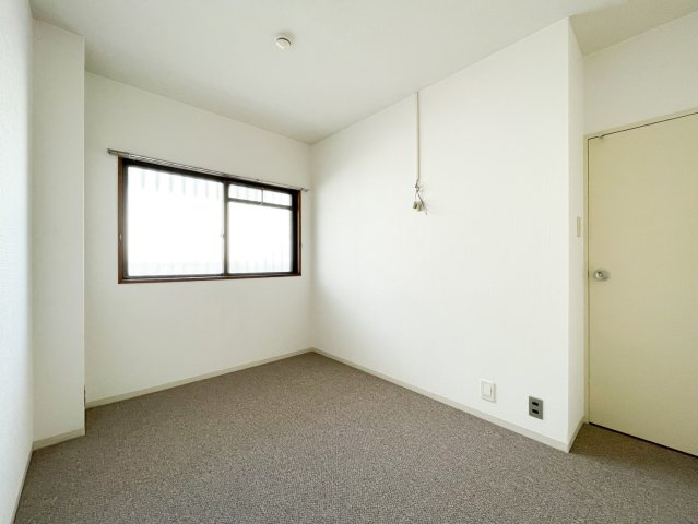 御影野村ハイツの洋室|北側の洋室です。床はカーペット仕様で足元がやさしく、くつろぎを感じられます。